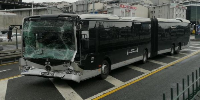 Metrobüs yolunda korkunç kaza: 7 yaralı 