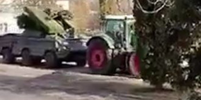 Ukraynalı çiftçi Rusların hava savunma sistemini ganimet olarak traktörle evine götürdü