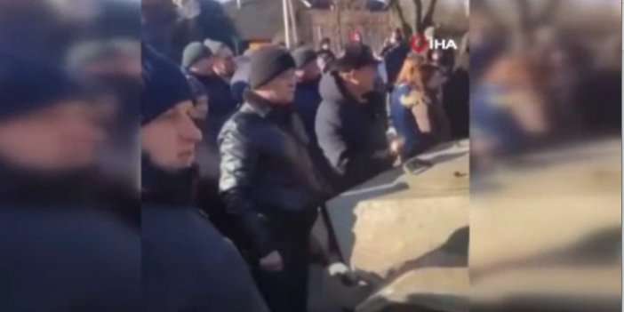 Rus tankının önünü kesen Ukrayna halkı milli marş okudu