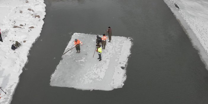 Eksi 15 derecede ‘Buzdan sal’ yapıp balık avladılar