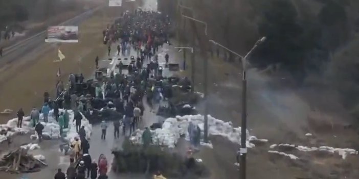 Ukraynalılar özgürlüğü için şehrin girişlerine barikat kurdu. Bir halk direniyor
