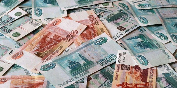 Ruble yerle bir oldu para transferine yasaklamalar getirildi