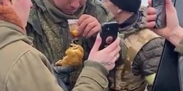 Ukrayna halkı teslim olan Rus askerine yemek verip annesiyle konuşturdu