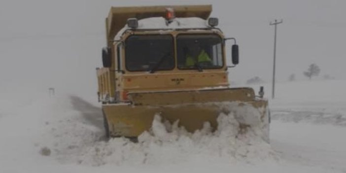 Kar köy yollarının ulaşımını kesti 