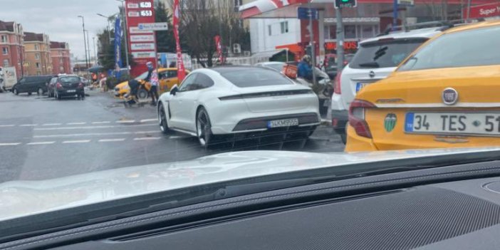 Hakem Mete Kalkavan trafikte Porsche marka lüks aracını yaya geçidine bırakıp gitti! Anında fotoğraflandı