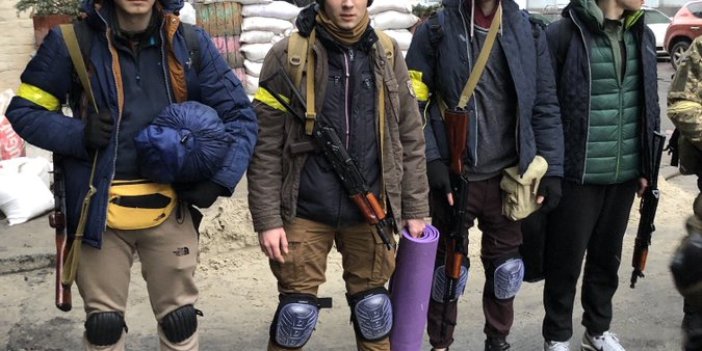 Ukraynalı gönüllü askerlerin dizinde dizlik ayağında spor ayakkabı... Sanki paintball oynayacaklar