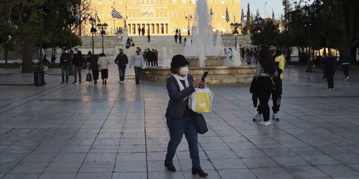 Yunanistan'da açık alanda maske zorunluluğu kaldırıldı