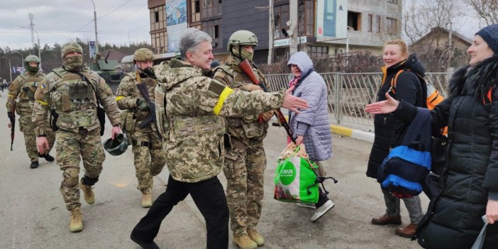 Eski Ukrayna Cumhurbaşkanı Poroshenko cephe hattında