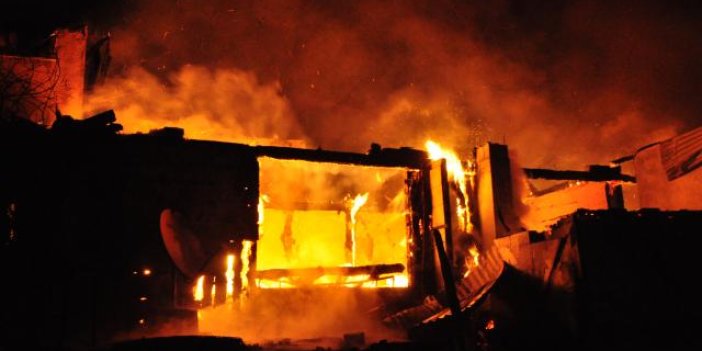 Bolu'da çıkan yangında ahşap ev kül oldu