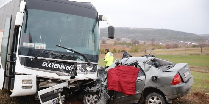 Eskişehirde otobüs otomobili paramparça etti! Şampiyonaya giden tekvandocu baba, kızı ve bir sporcunun babası öldü