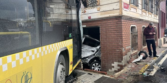 Beykoz'da feci kaza. İETT otobüsü 4 araca çarptı. Hurdaya dönen otomobillerden biri bodrum kattaki eve girdi