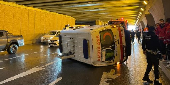 Zeytinburnu'nda ambulans devrildi