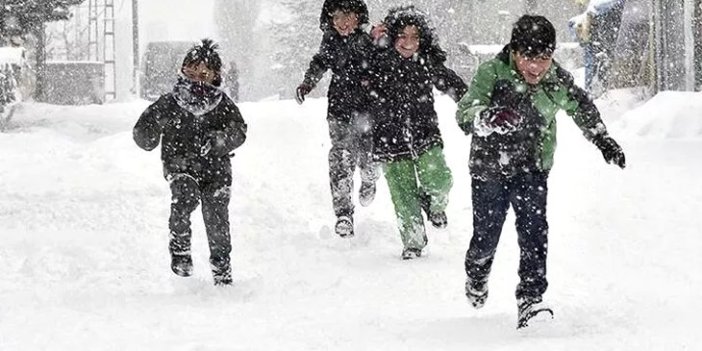 İstanbul'da yoğun kar alarmı.  Okullar pazartesiye kadar tatil