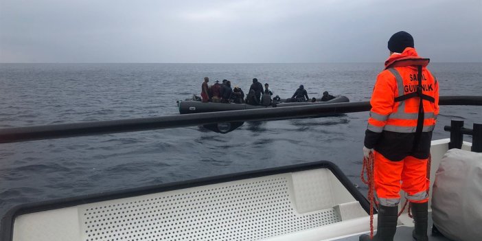 İzmir açıklarında geri itilen 77 göçmen kurtarıldı