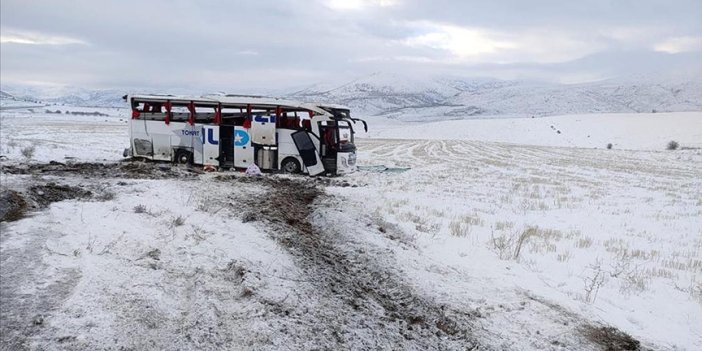 Sivas'ta yolcu otobüsü devrildi: Yaralılar var