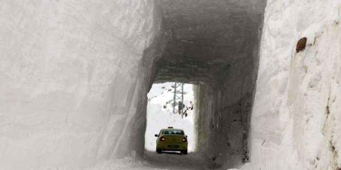 Çığ düşen köy yolunda karı kaldıramayınca tünel açtılar