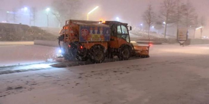 Aybar kar fırtınası İstanbul'u fena vurdu