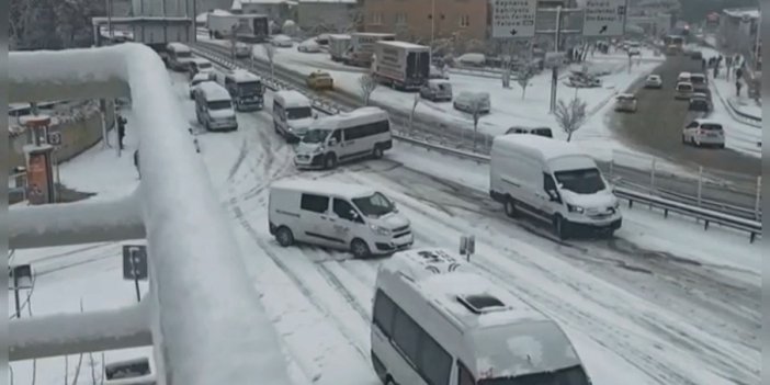İstanbul’da yollar buz pistine döndü! Otomobil metrelerce sürüklendi…