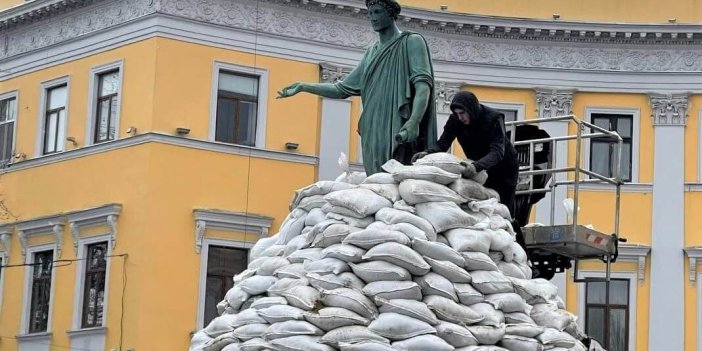 Rusların kuşattığı Odessa'daki heykelin esrarengiz hikayesi