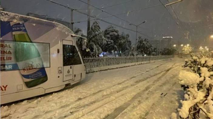 Aybar kar fırtınası fena bastırdı. Tramvay seferleri iptal edildi