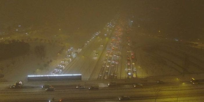 Aybar kar fırtınası İstanbul'u esir aldı. Sürücüler yollarda mahsur kaldı