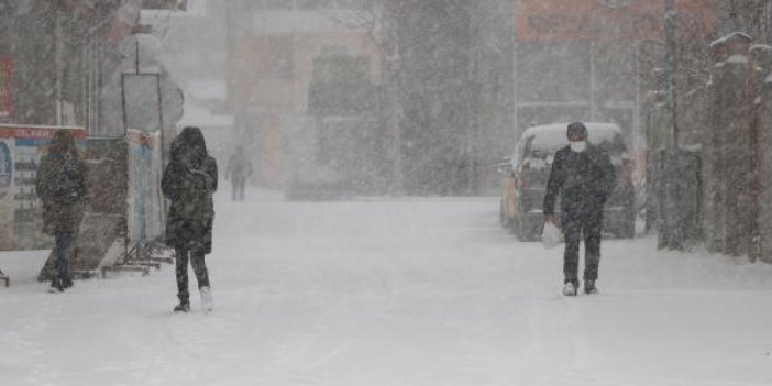 Van'da 308 yerleşim yeri yolu kardan kapalı