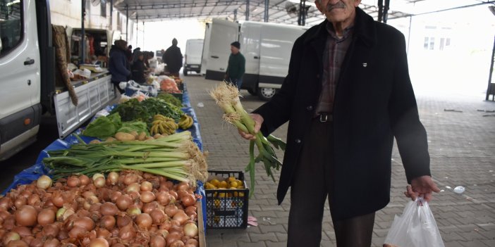 Pazarda alışveriş yapan 84 yaşındaki vatandaşın isyanı: 'Paranın bu kadar öldüğünü görmedim'