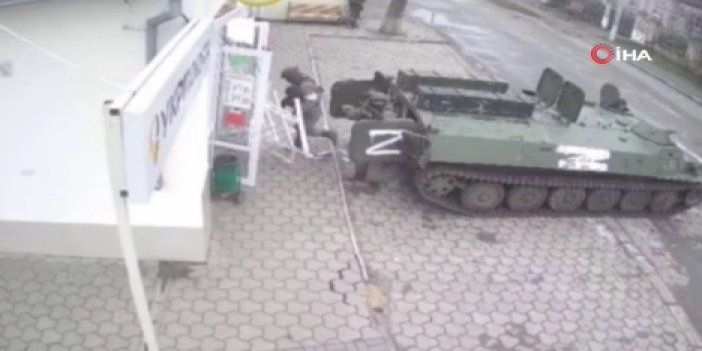 Rus askerler zırhlı aracı marketin kapısına çekip dükkanı yağmaladı