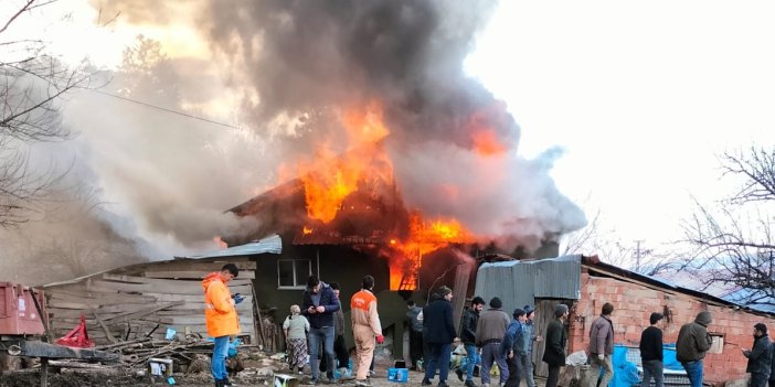 Kastamonu'da 2 katlı ev yangında kül oldu