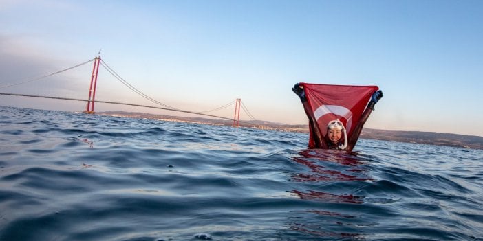 Milli sporcu Çanakkale kahramanları anısına daldı