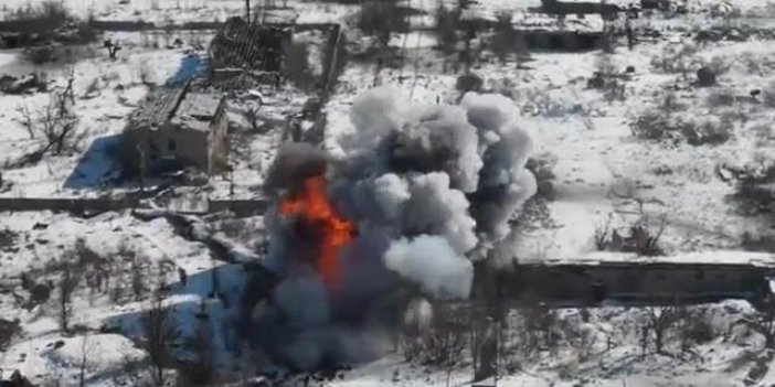 Putin'in ordusunun zor anları! Ukraynalılar Rus tankını havaya uçurdu