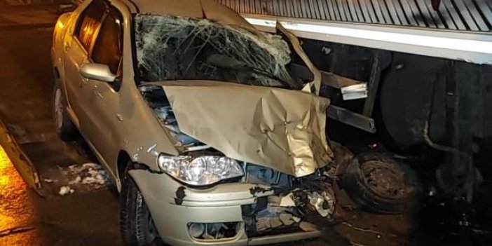 Sultanbeyli'de otomobil tırın altına girdi: 1'i ağır 3 yaralı