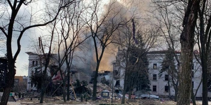 Rusya vahşette sınır tanımıyor. Sivillerin sığındığı tiyatro binasını böyle bombaladı