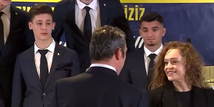 Fenerbahçe'nin imza töreninde ilginç anlar. Ali Koç bir kadına kimsin sen diye sordu. Aldığı yanıt kahkahalara boğdu