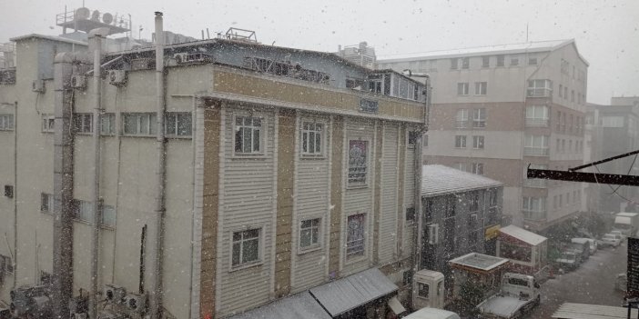 Flaş... Flaş... Kar İstanbul'da fena bastırdı! Göz gözü görmüyor
