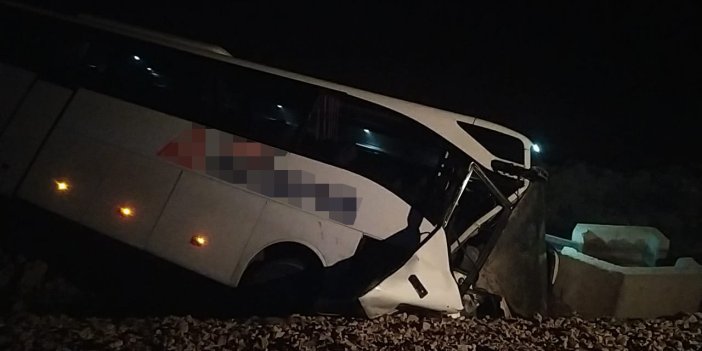 Adana'da yolcu otobüsü şarampole devrildi: 23 yaralı