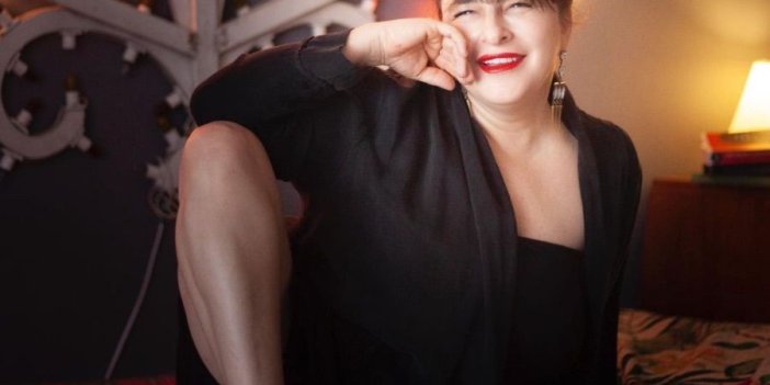Ünlü oyuncu Esra Dermancıoğlu, yatakta çıplak pozunu paylaştı