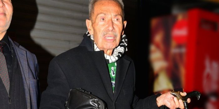 99 yaşındaki İlham Gencer 30 dakika taksi bekledi! Gazeteciler evine bıraktı