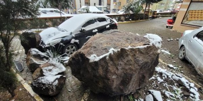 Gökten yağan kayalar otomobilleri ezdi geçti