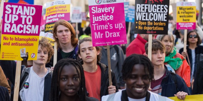 İngiltere'de binlerce kişi ırkçılığa karşı yürüdü!