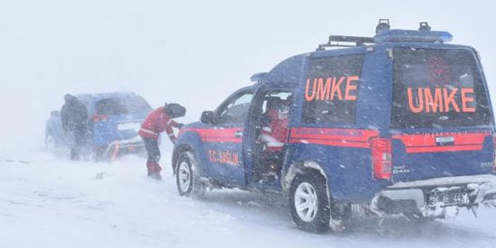 Kars-Iğdır kara yolunu tipi vurdu! Araçlar yolda kaldı, mahsur kalan 18 kişi kurtarıldı