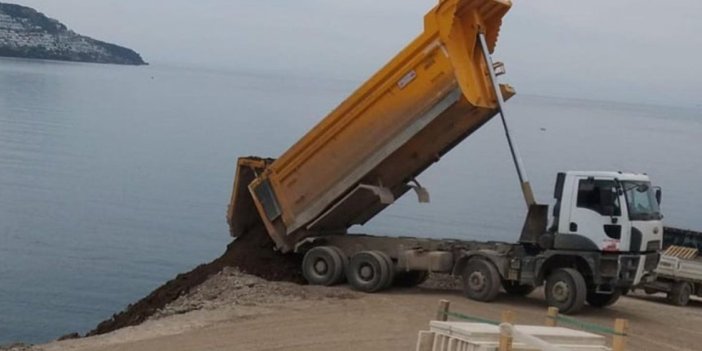 Bodrum’da denize 400 kamyon hafriyat döken inşaat şirketini Belediye başkanı ifşa etti! Şirketin cezası çok ağır oldu
