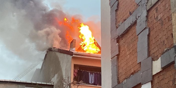Bayrampaşa’da 4 katlı binanın çatısı alev alev yandı