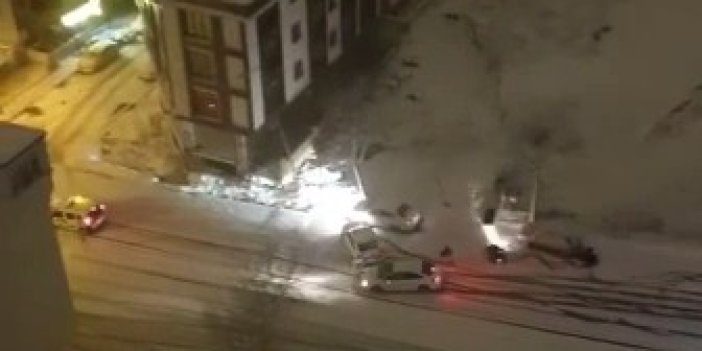 Kar nedeniyle duramayan sürücü araca ve motosiklete çarptı. Motosiklet sürücüsü yere fırladı, kaza anı kameraya yansıdı
