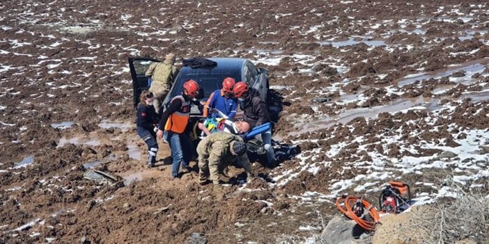 30 metre sürüklenip çamura saplandı! Yaralı sürücü bata çıka taşındı…