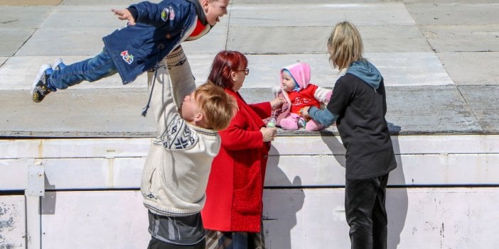 Yıllar önce Türkiye'de tanışıp evlendiler. Antalya'da kullandıkları kulis savaştan kaçan Ukraynalı ve Rus çifte ev oldu