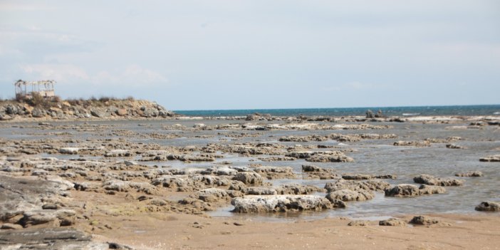 Antalya'da kıyılarda deniz suyu çekildi