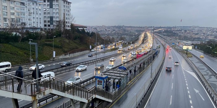 İstanbul güne yağmurla uyandı. Kent genelinde trafik yoğunluğu yüzde 49 oldu