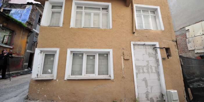 Hırsızlardan bıkan ev sahipleri kapı ve pencereye duvar ördü. Satın almak isteyen üçüncü kattan binaya giriyor