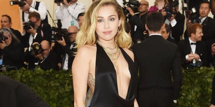 Şarkıcı Miley Cyrus’un özel jetine yıldırım çarptı